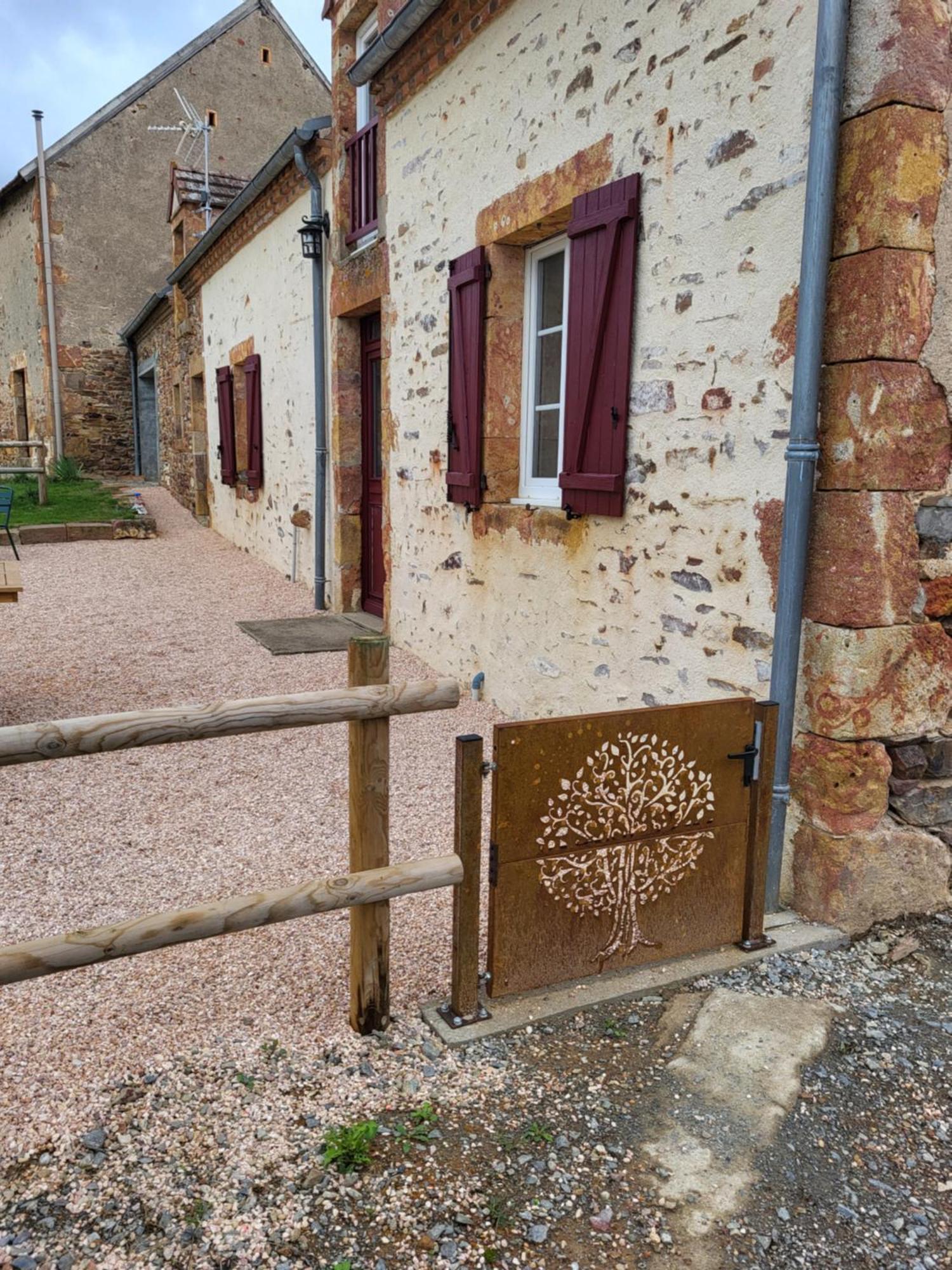 Gite Au Centre De La France Vesdun Buitenkant foto